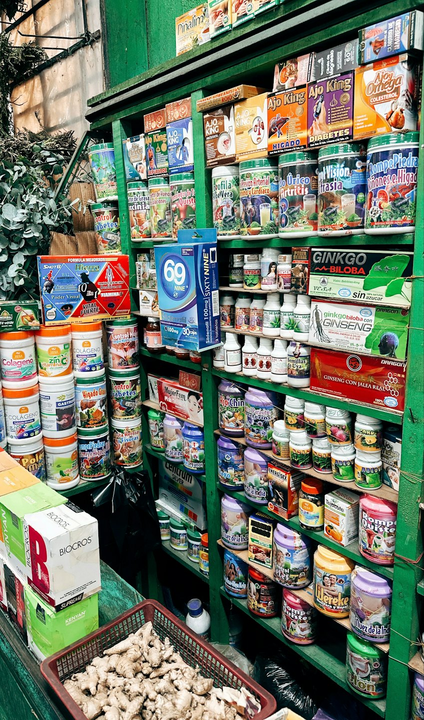 Přední police plné zdraví a wellness produktů, s kořeny zázvoru vpředu.